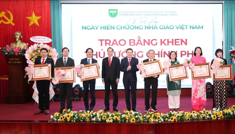 Tiến sĩ bác sĩ Lê Hoàng Vĩnh nhận bằng khen của thủ tướng chính phủ